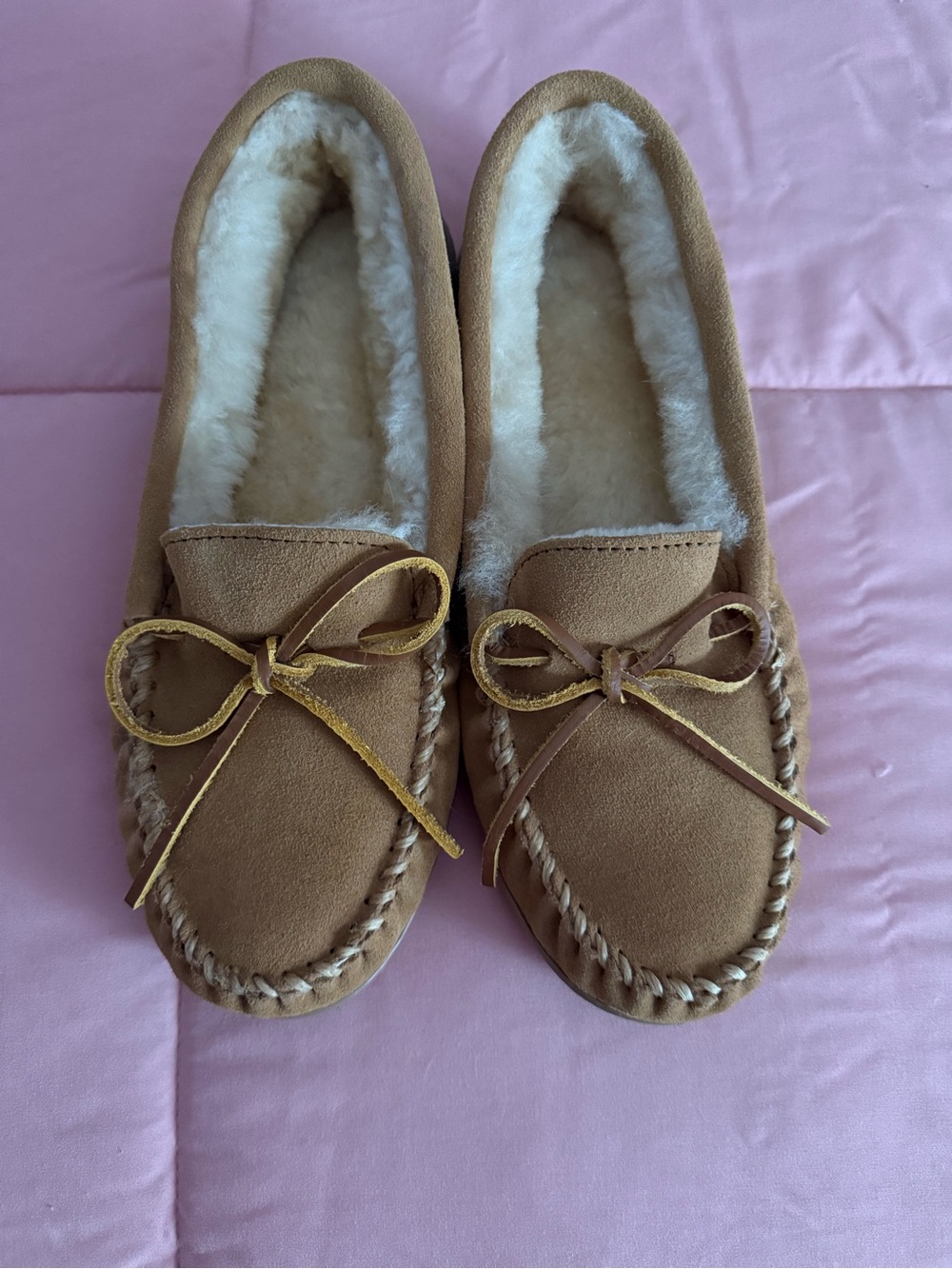 Women’s Sheepskin Hardsole Minnetonka Slipper Size 9.